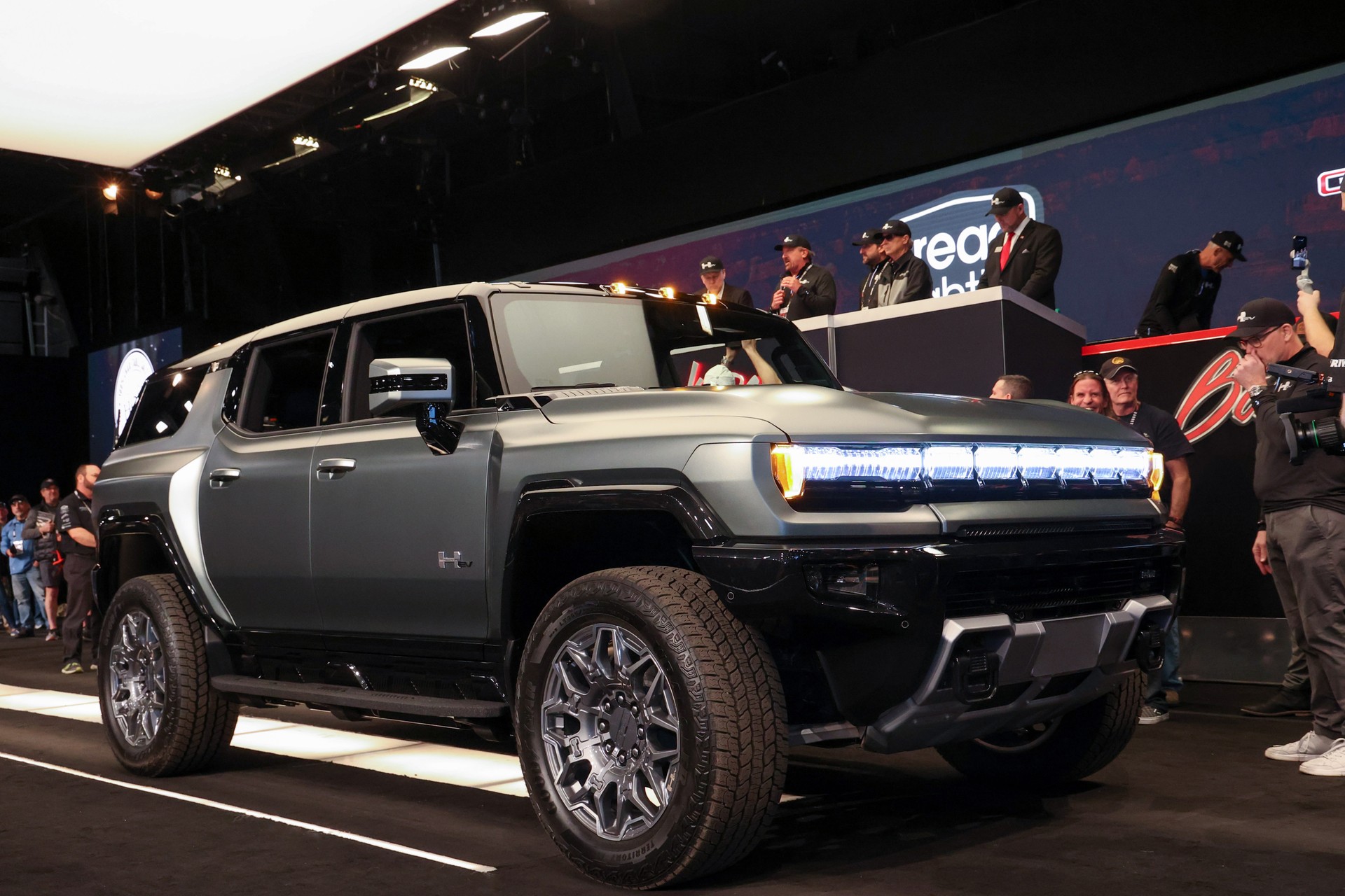 Hummer elettrico, parte la produzione del modello SUV. Primo esemplare