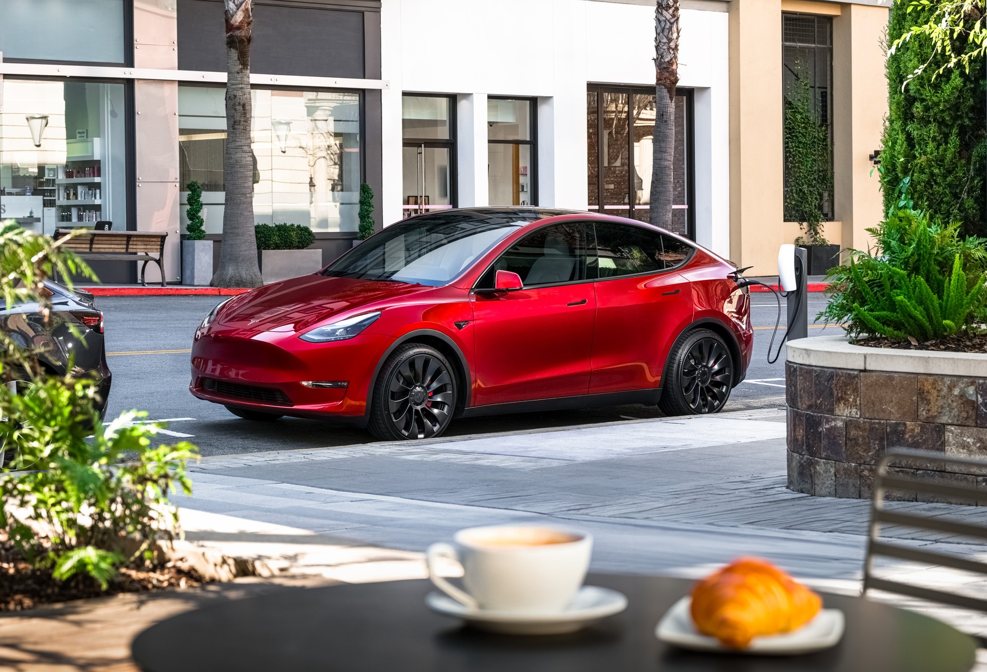 Tesla, il futuro è la guida autonoma. In test un servizio di ride