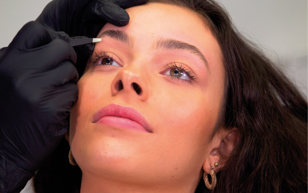 HOW TO PLUCK YOUR EYEBROWS AT HOME