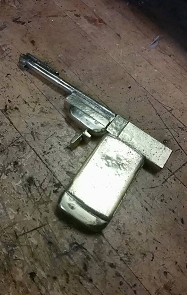 JAMES BOND GOLDEN GUN REPLICA