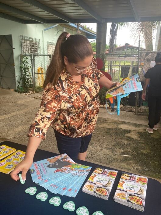 Una mujer recogiendo folletos