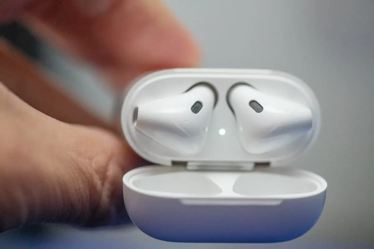 Why Streamers Choose To Use Earbuds At Their Desk Headphone University