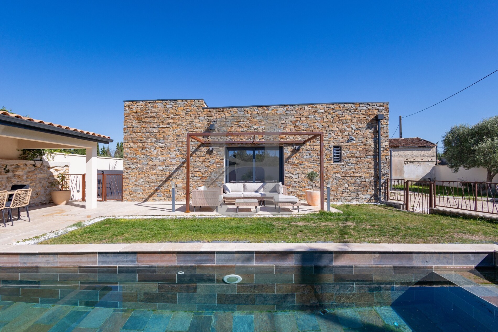 Modern Country House Near Carpentras Healey Fox