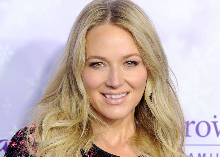 Jewel Kilcher - Bio, Net Worth, Salary Age, Height, Weight, Wiki