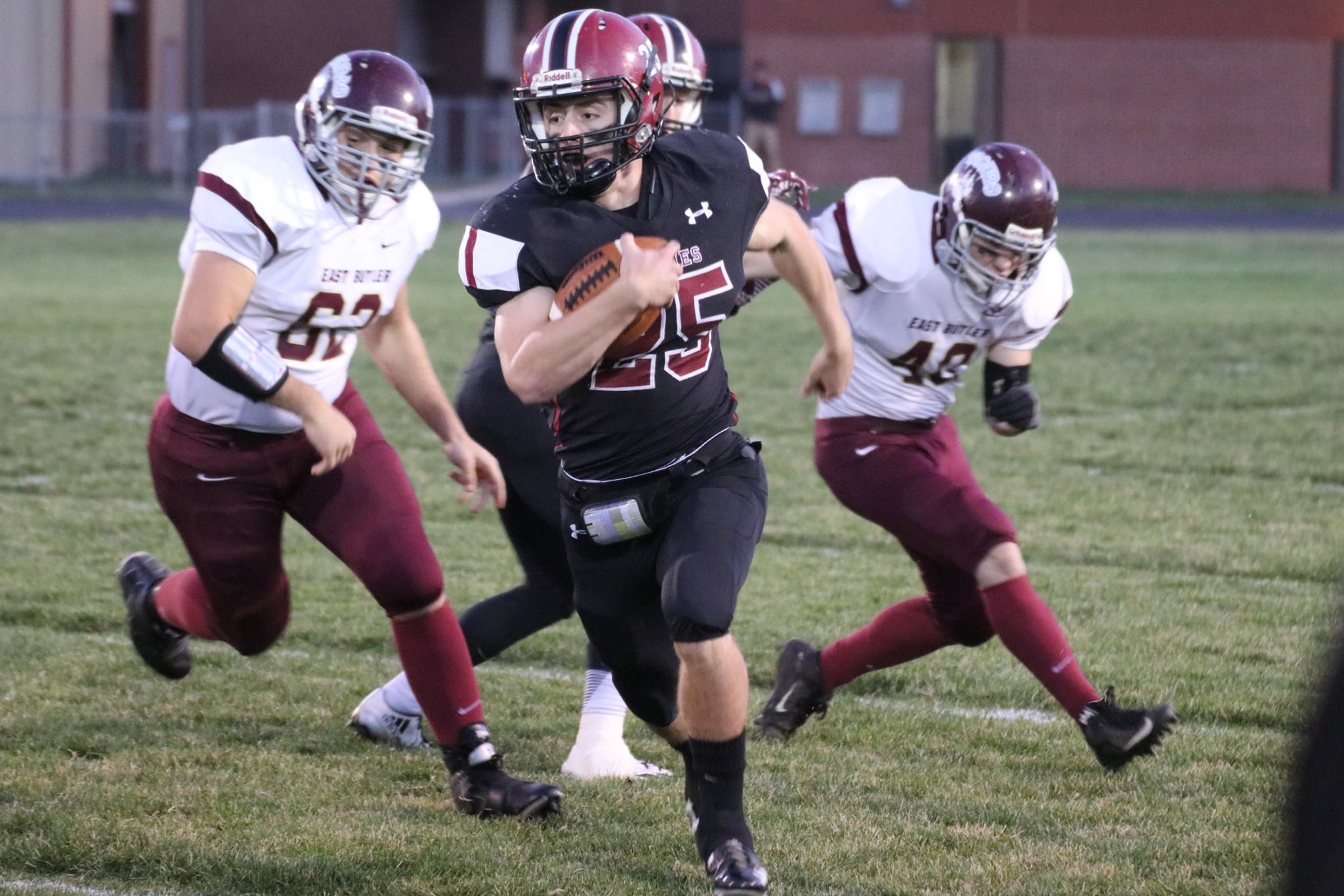 Football Huskies Won Over East Butler in Second Round of Playoffs