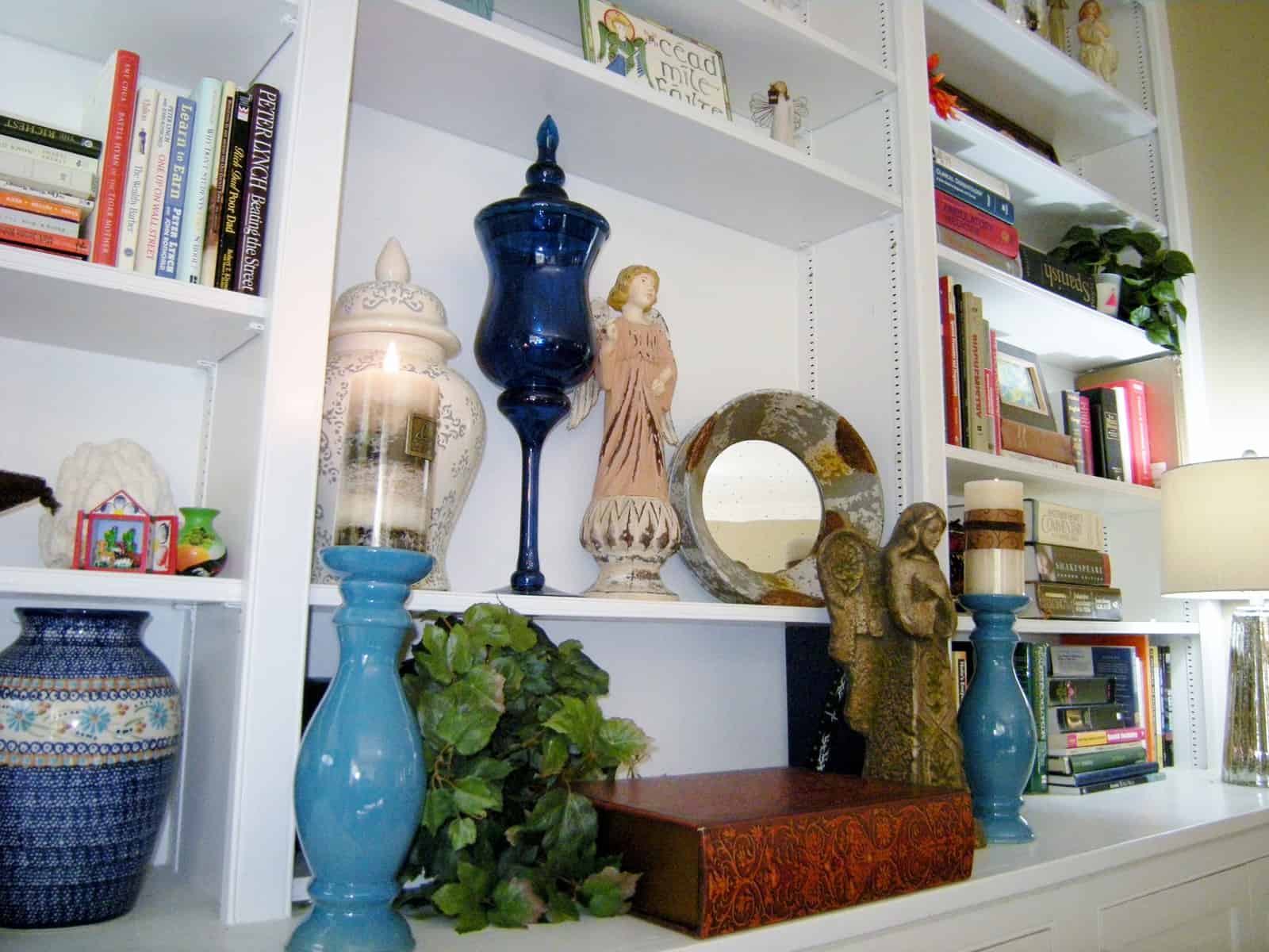 How to Decorate Bookshelves