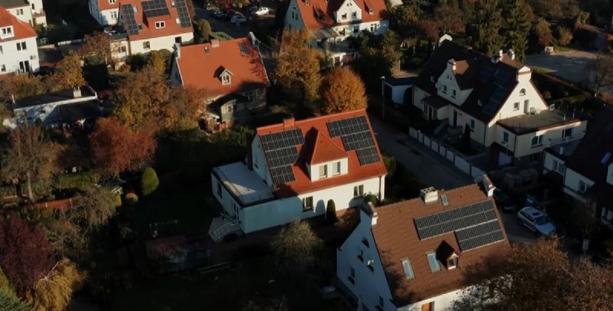 Can You Put Solar Panels on a Townhouse? The Details