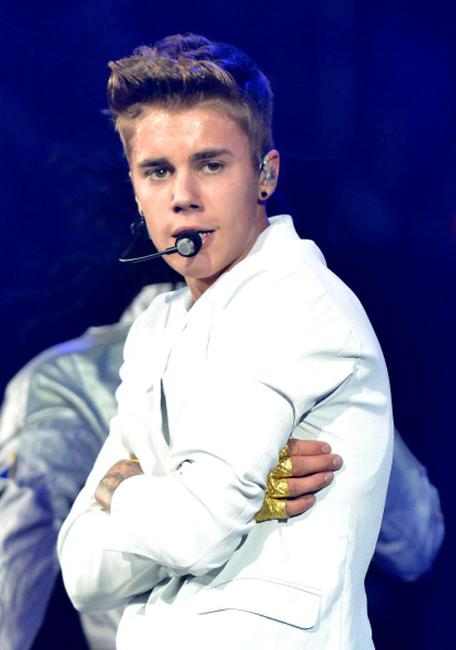 Justin Bieber Call For Attention, Robs 2nd Paparazzo [VIDEO]