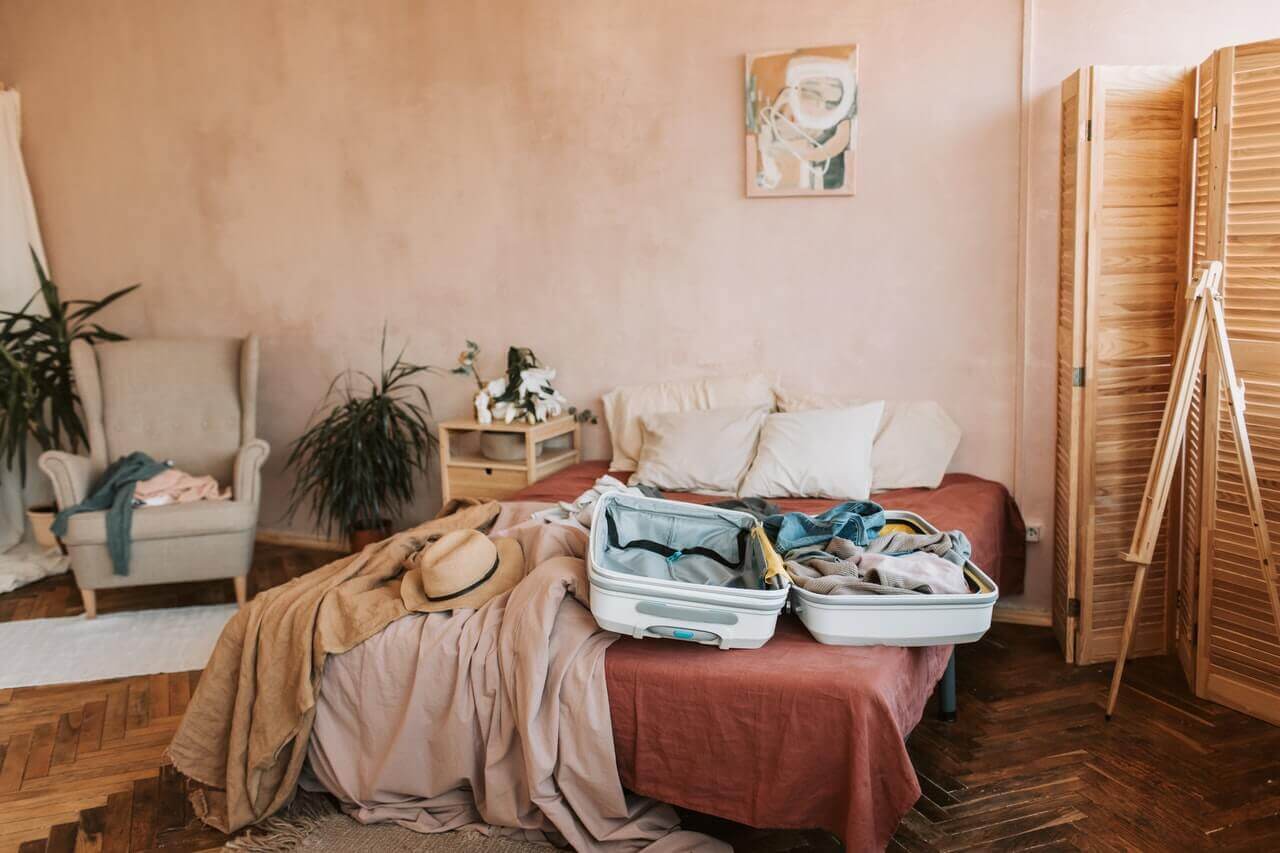 How To Use a Luggage Rack in Bedroom? HeckHome