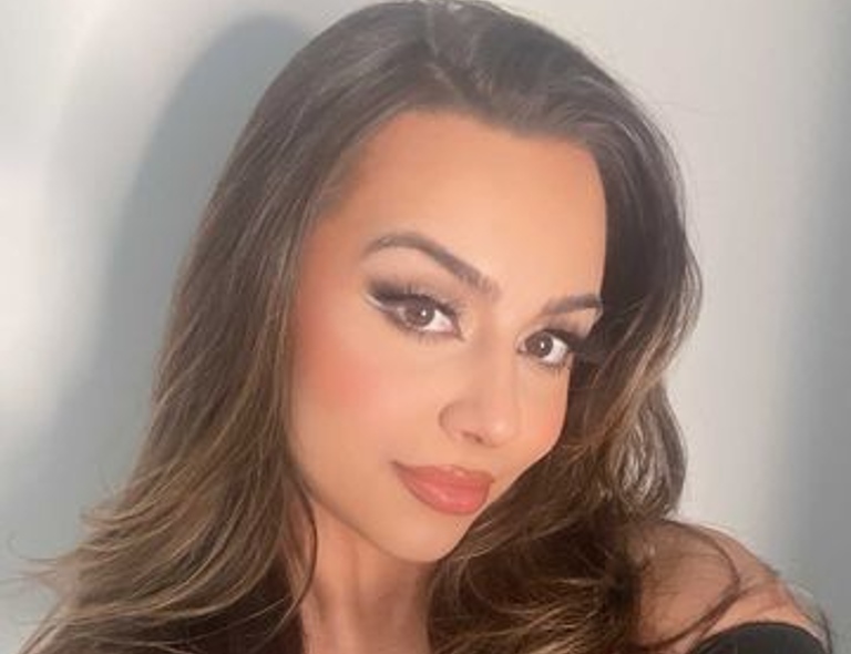 Catching up with Maria Ellis GreekAmerican artist and TikTok star Greek Portal Hellenic