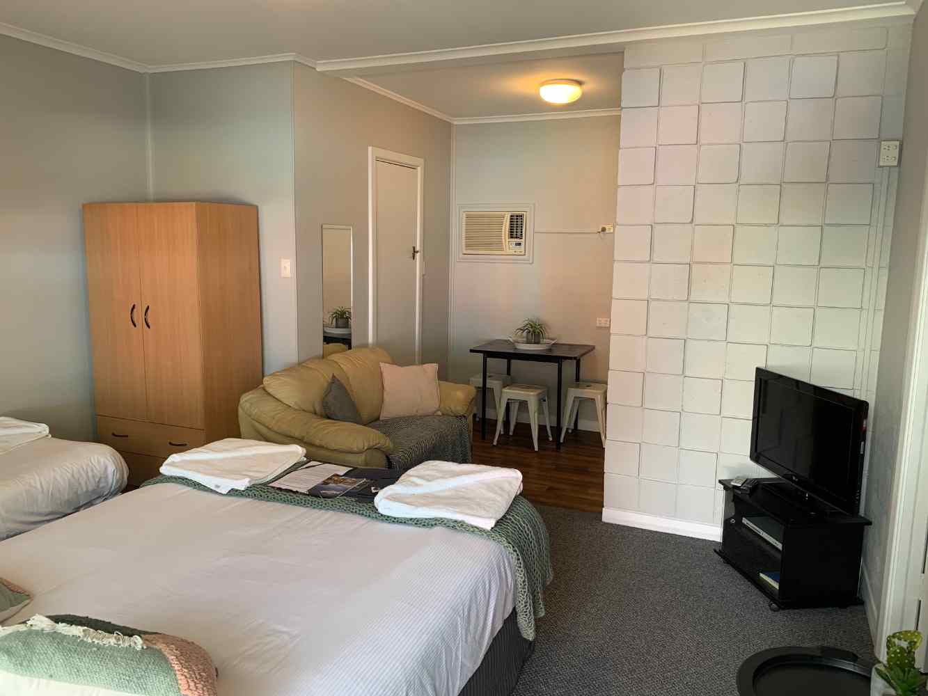 Motel Rooms & Serviced Apartments Hello Adelaide Motel