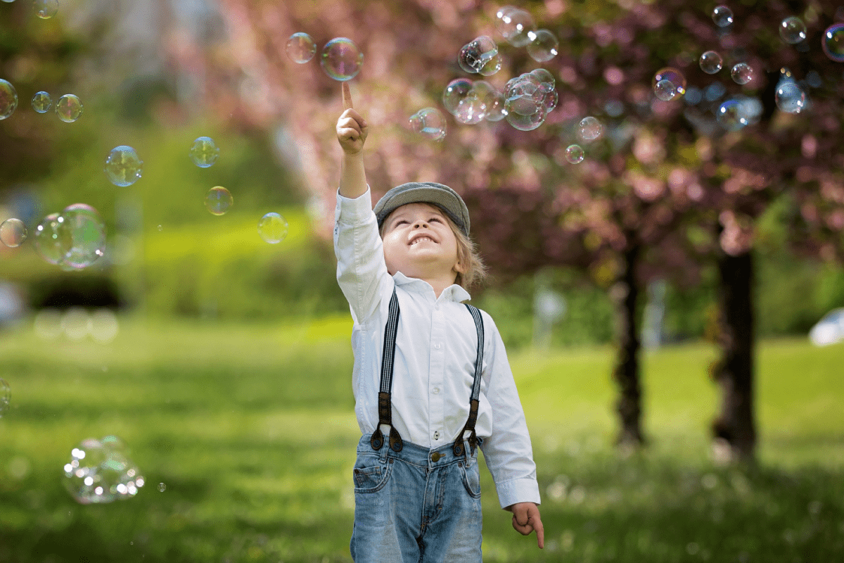 Bubblechasing toddler finds missing elderly woman Hellocare