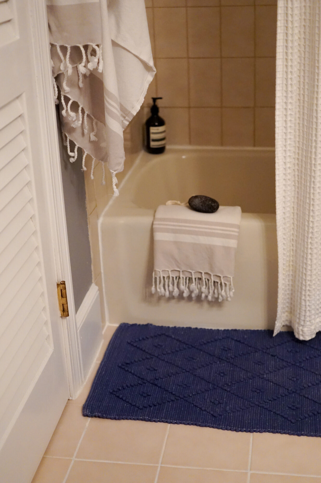 Prettier Alternatives to Traditional Bath Mats Hello From Liz