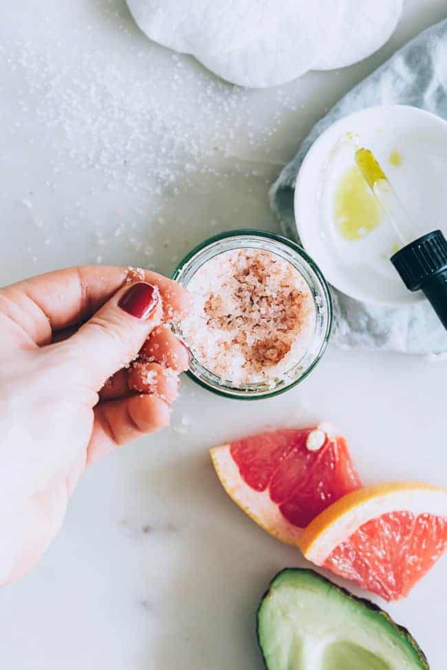 6 Easy Ways to Use Grapefruit for Skin HelloGlow.co