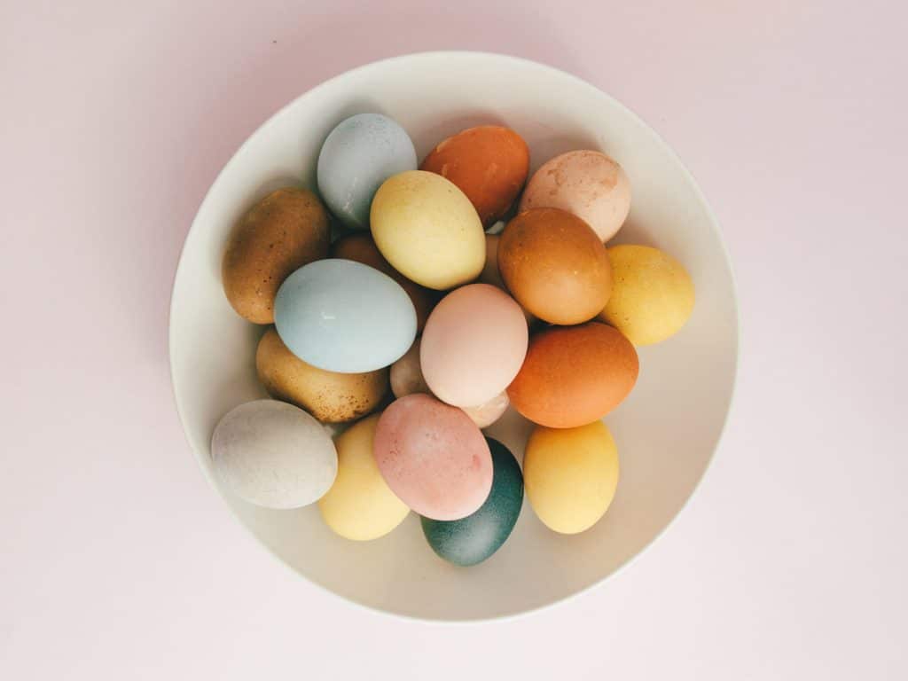 How to Dye Eggs Without Food Colouring // Lunch Lady Magazine Hello