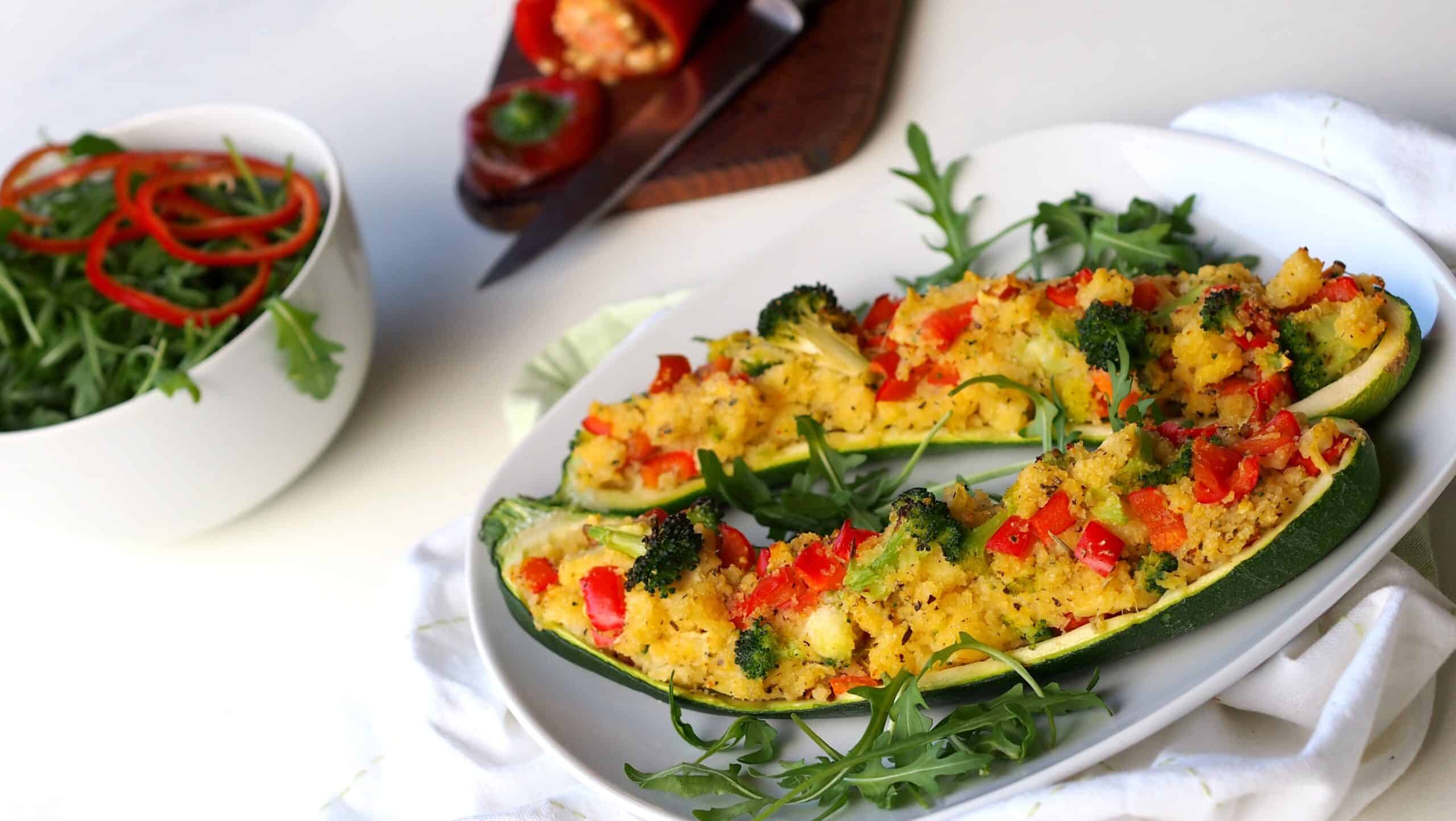 Zucchini gefüllt mit Polenta und Gemüse (vegan) hellopippa