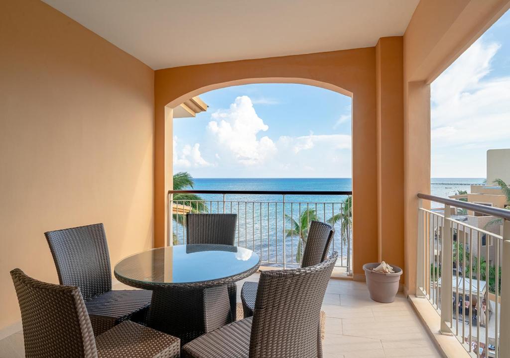 Condo Surf 405 en El Faro Condos Playa del Carmen Mexico