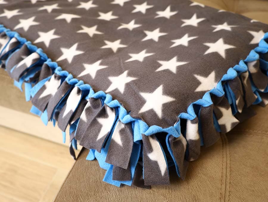 How to Make a No Sew Fleece Tie Blanket 4 Different Ways to Tie (2022)