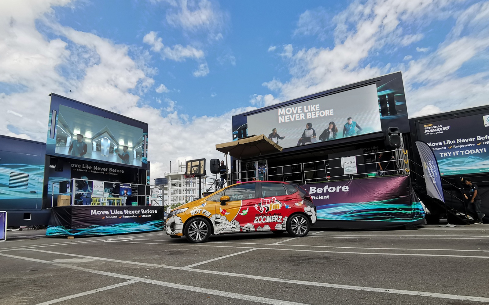 Transform into an outdoor event roadshow. HeloLED