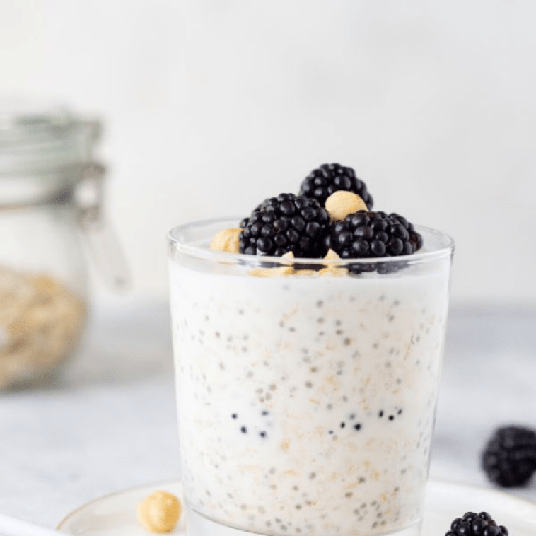 Avena Remojada en Yogurt Griego y Moras Klinio