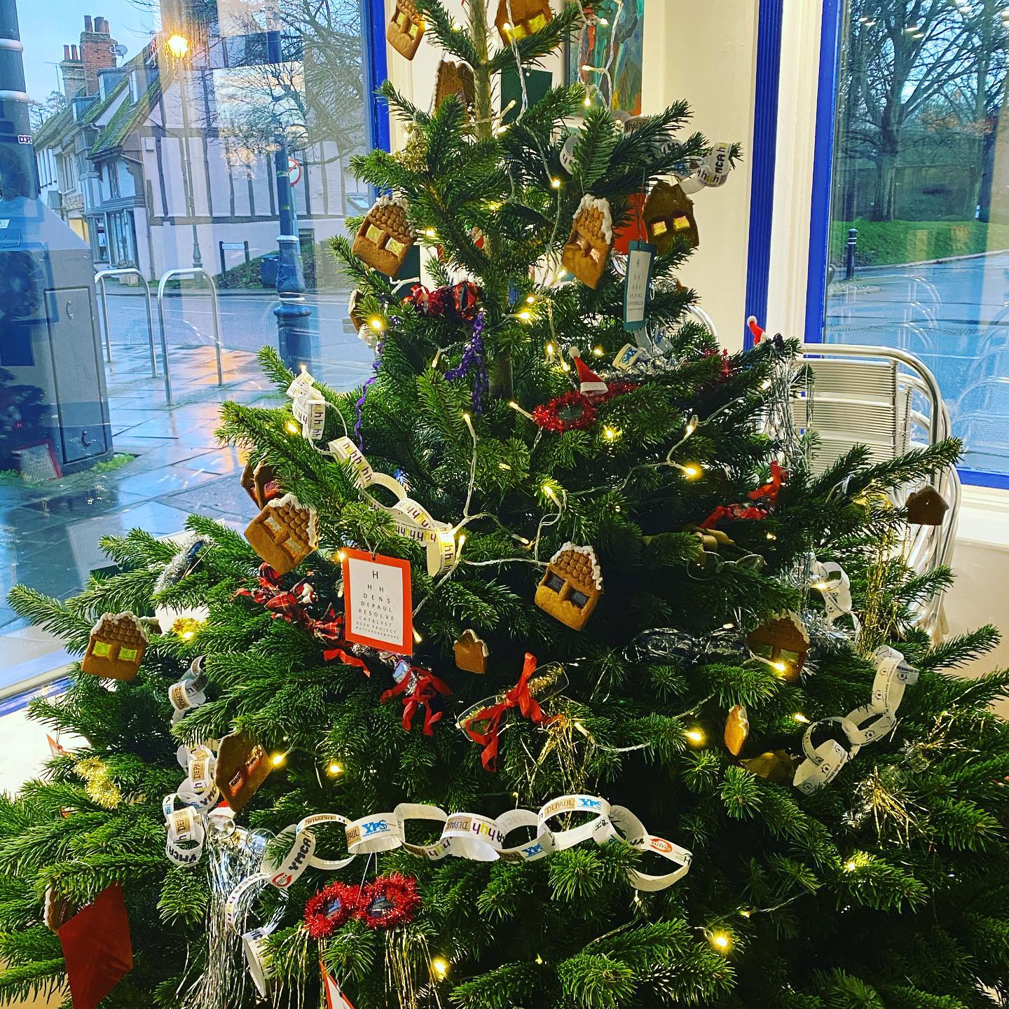 Hitchin Christmas Tree Festival 11th & 12th December 2021 Helping