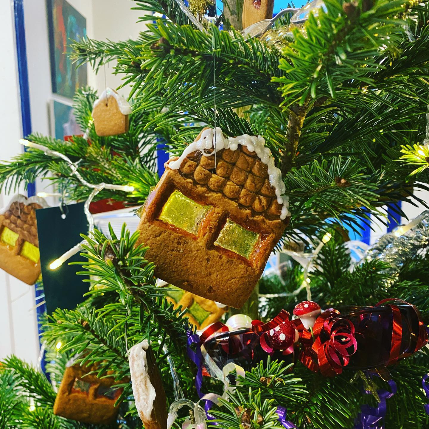 Hitchin Christmas Tree Festival 11th & 12th December 2021 Helping