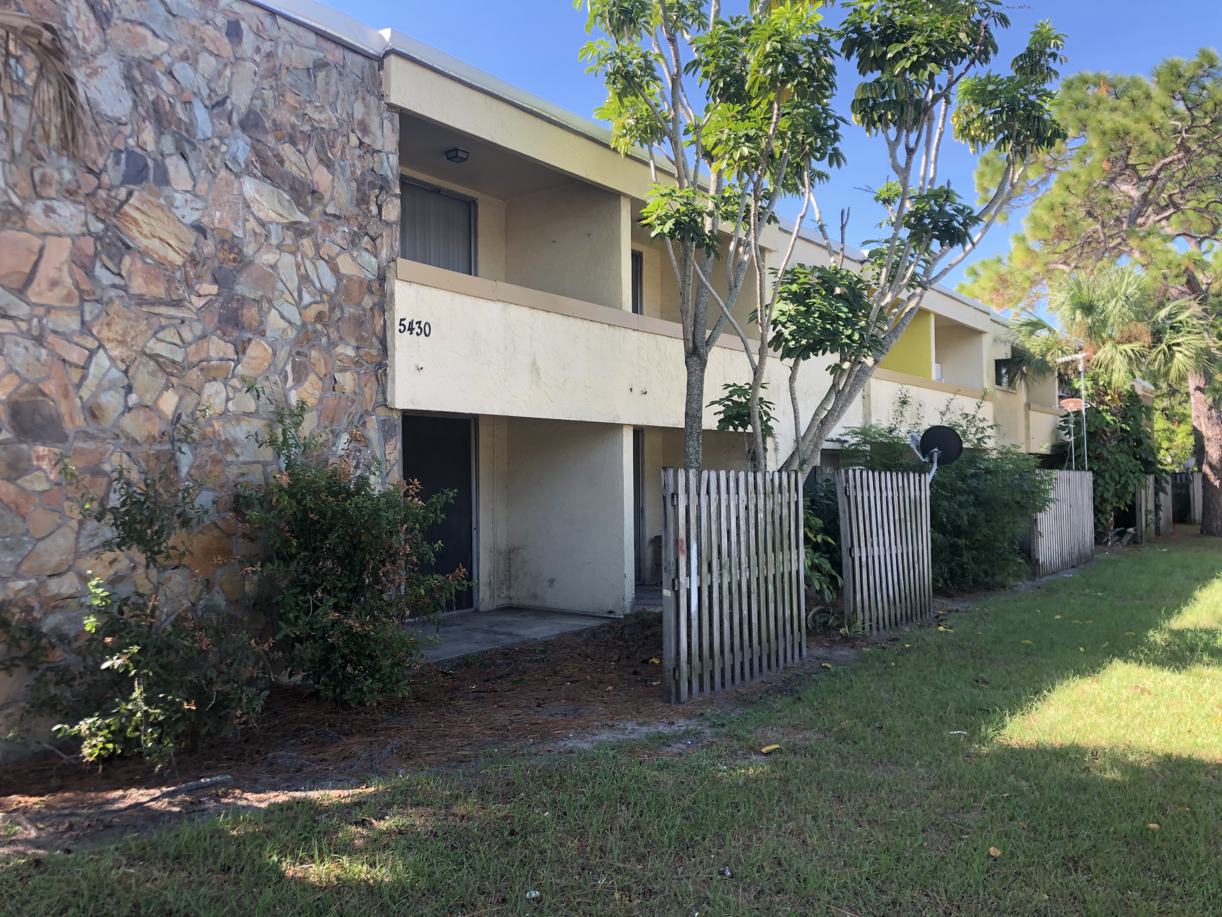 IMG5092 Hendricks Apartments