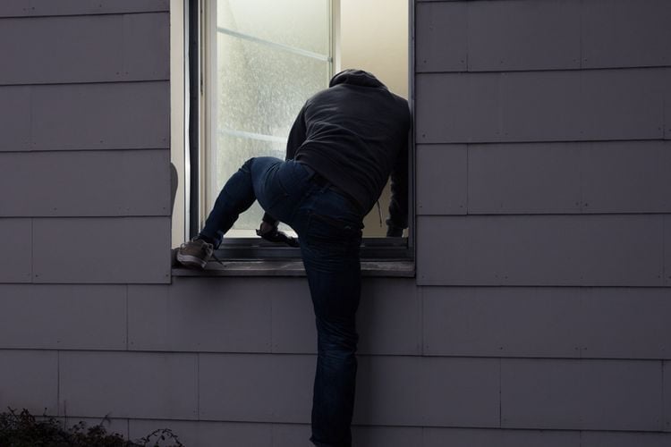 Viral, Maling Tersangkut di Jendela, Netizen Pasti