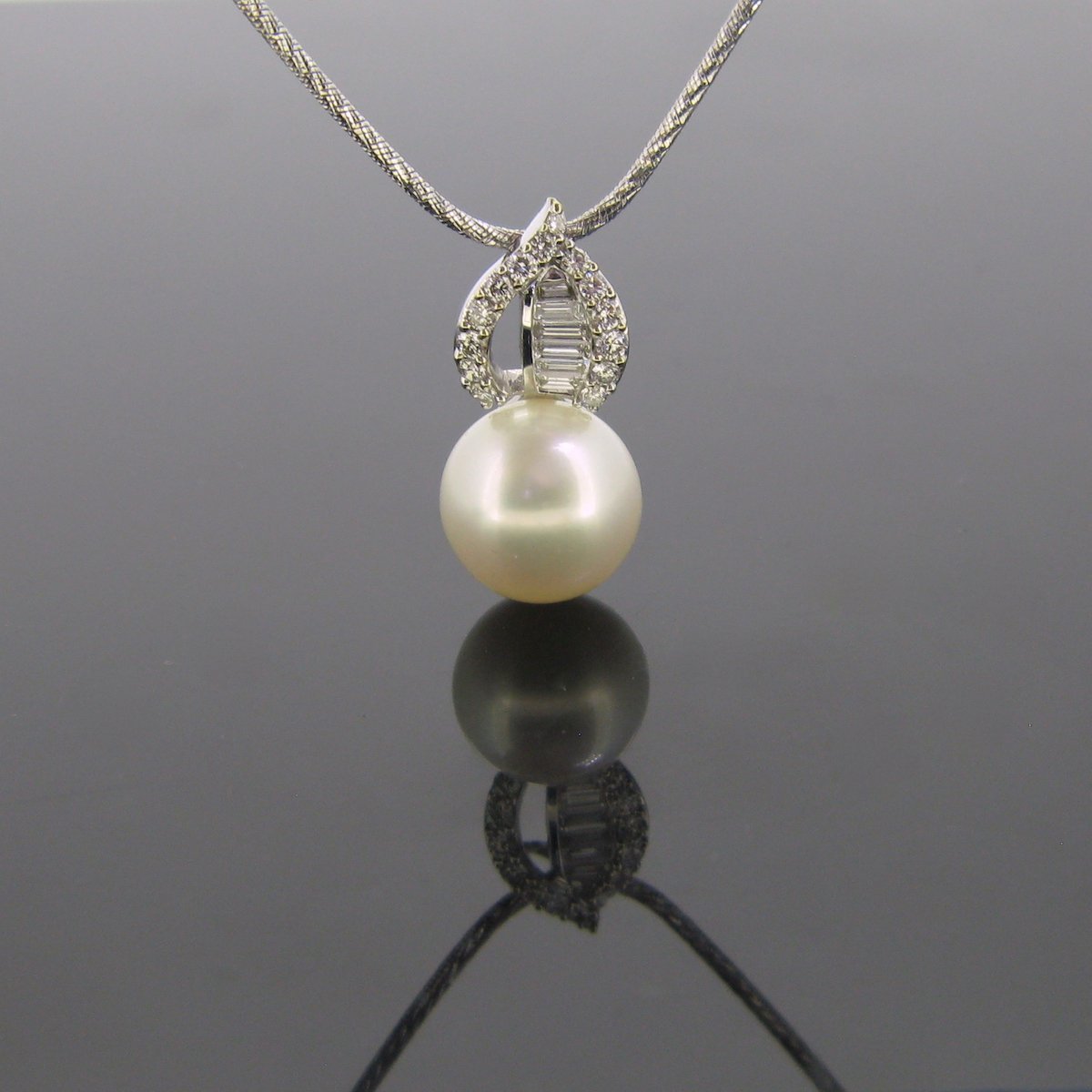 Pearl and Diamonds Pendant on Chain Heritagem