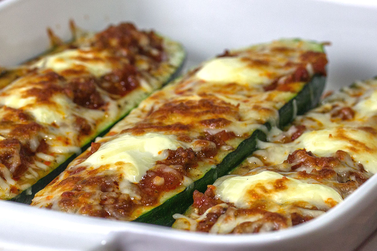 Rezept ZucchiniBoote gefüllt mit TomatenHackfleischSoße