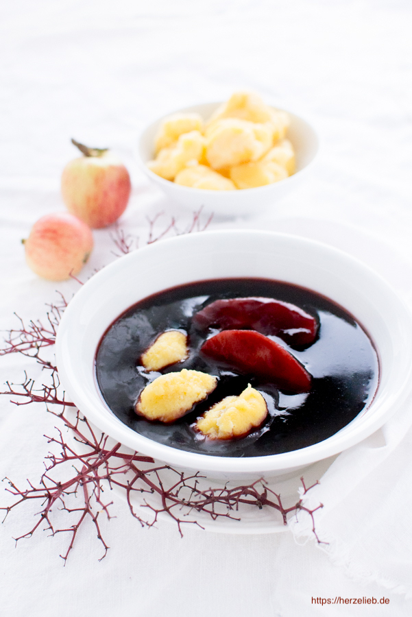 Rezept für Fliederbeersuppe mit Grießklößchen ganz norddeutsch!