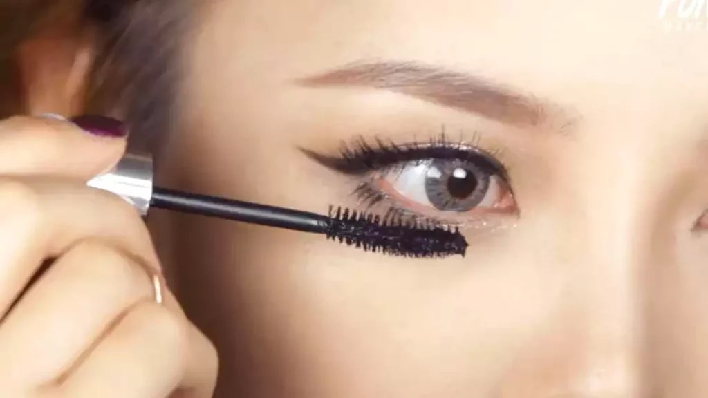 Glamorous Bottom Lash Extensions for a RedCarpet Look