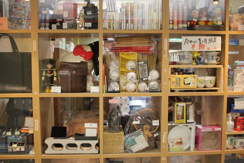 大阪梅田「レンタルボックスキャビン」の店内。委託販売も可能！掘り出し物も？ ひでさんぽ