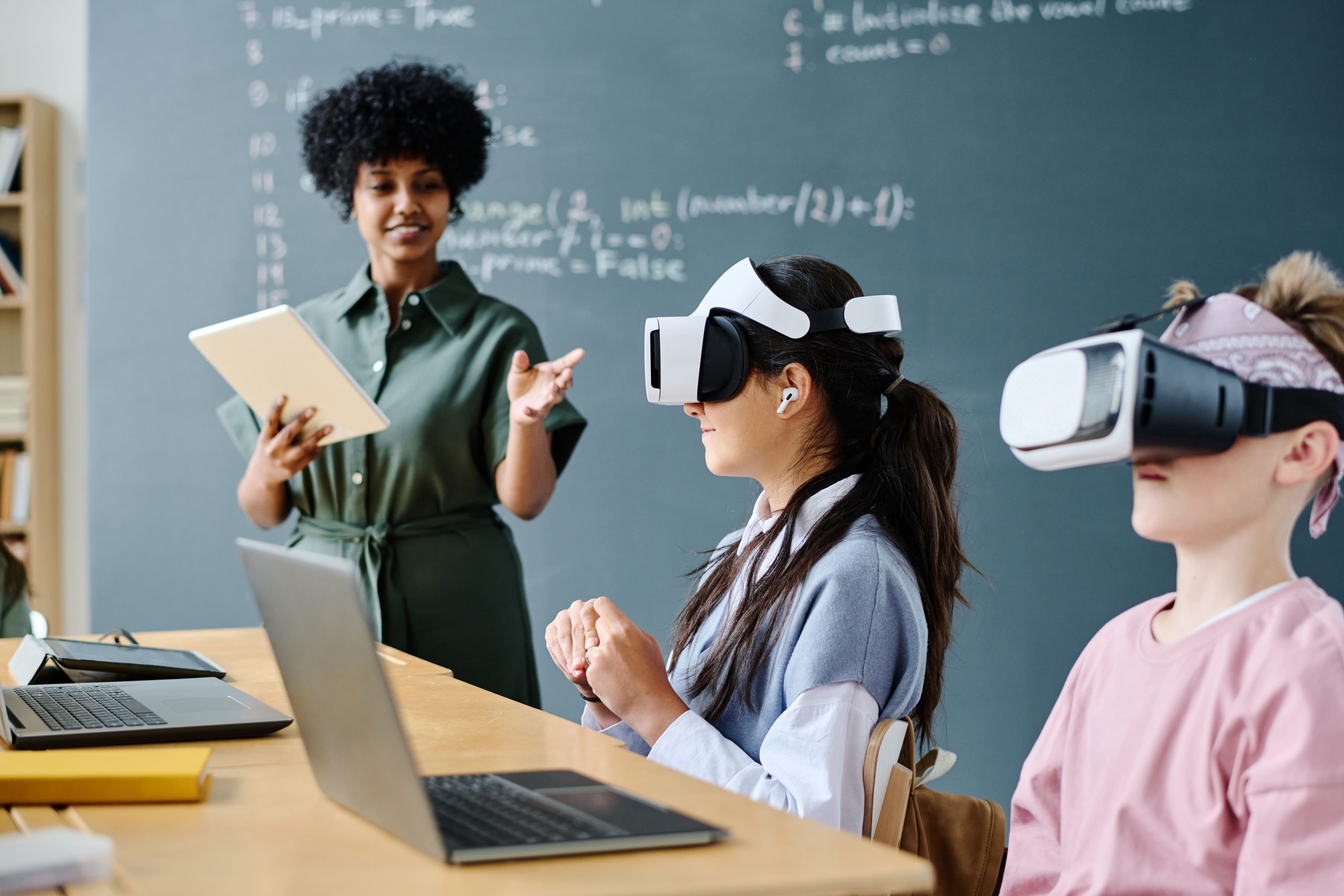 Future Training How Virtual Reality Enhances the Learning Process HiDigi