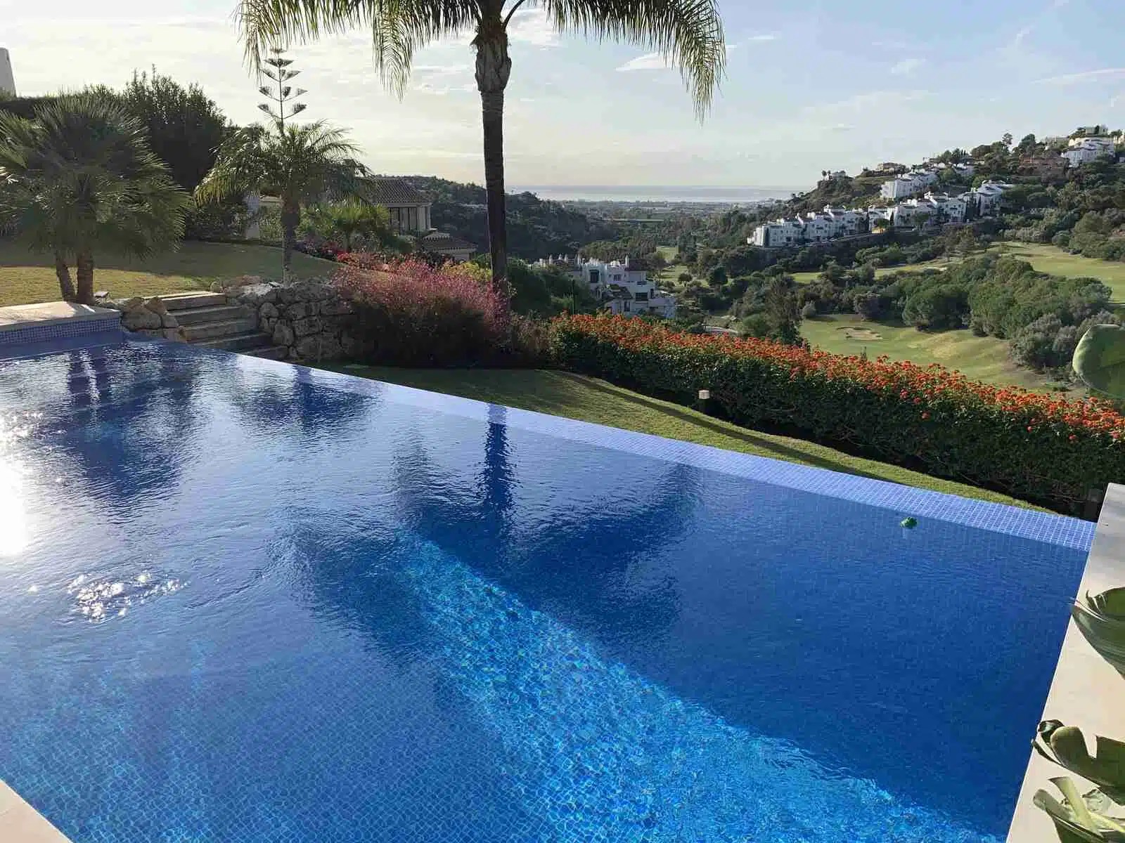 Construcción de piscinas infinity pool en Marbella