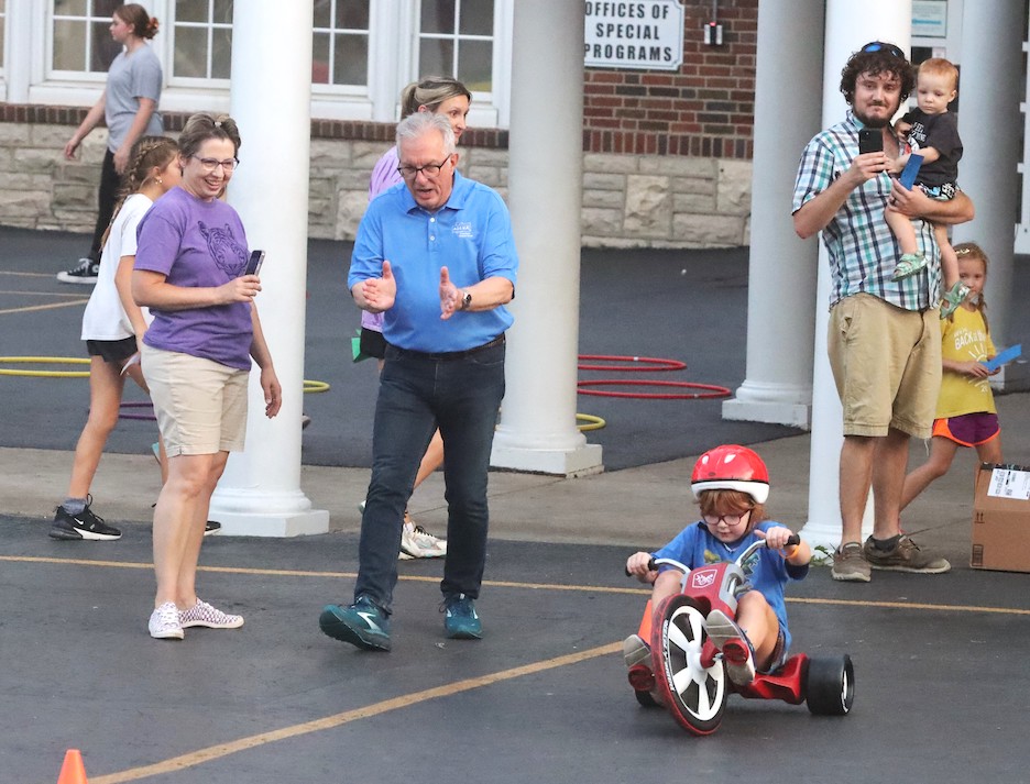 Greenfield Elementary students, families enjoy Family Fitness Night
