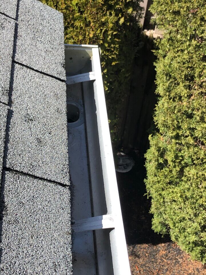 Gutter Cleaning in Massachusetts from HiCleaners
