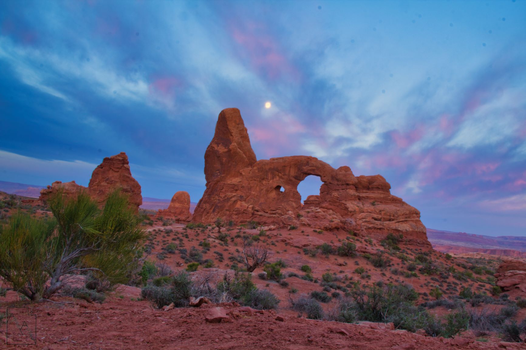Windows and Turret Arch, Arches National Park, Ut HikeUtah