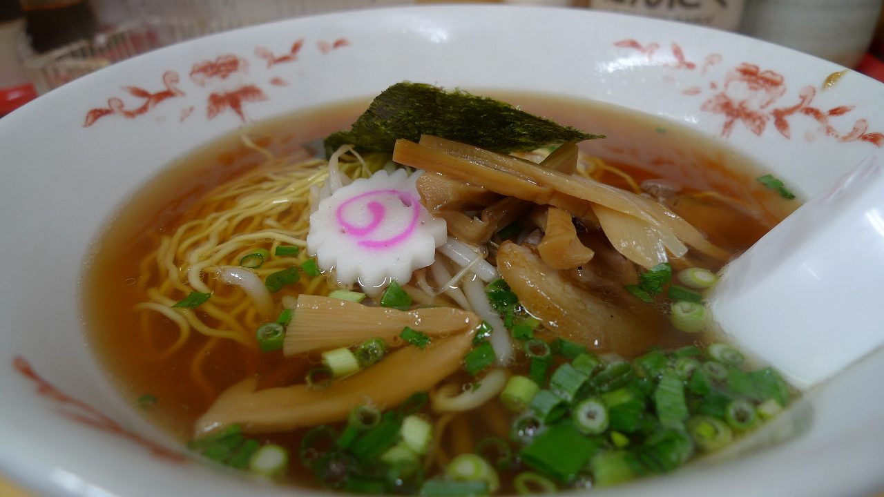 昔ながらのラーメン屋でしょうゆに細麺が嬉しい華楽
