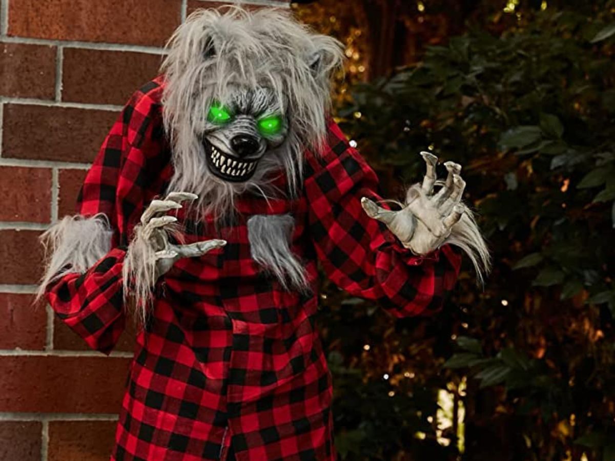 5-Foot Werewolf Animatronic w/ LED Eyes Only $49.99 Shipped | Touch