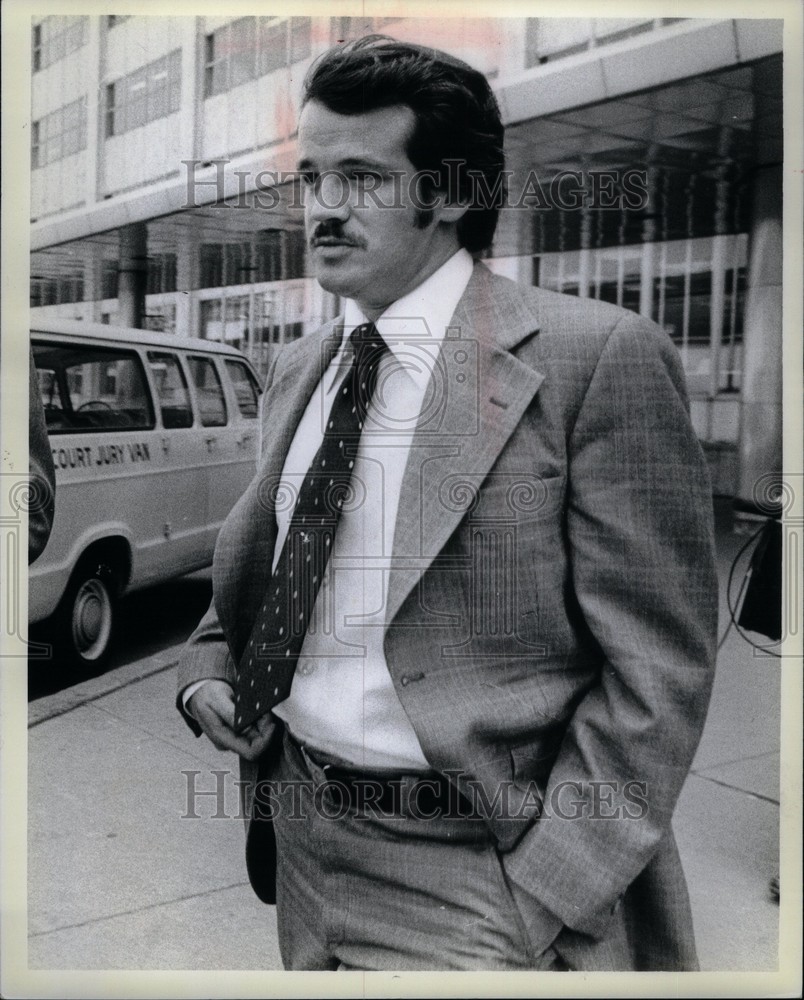 1979 Press Photo Benson Ford Jr leaves court re partner Historic Images