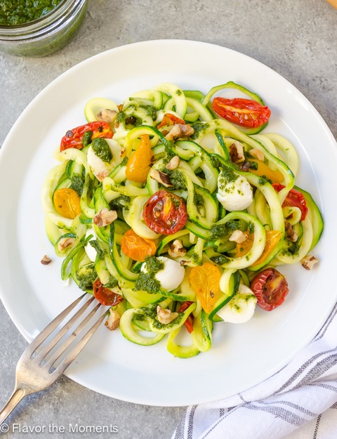 pesto-zoodles-with-tomatoes-and-mozzarella