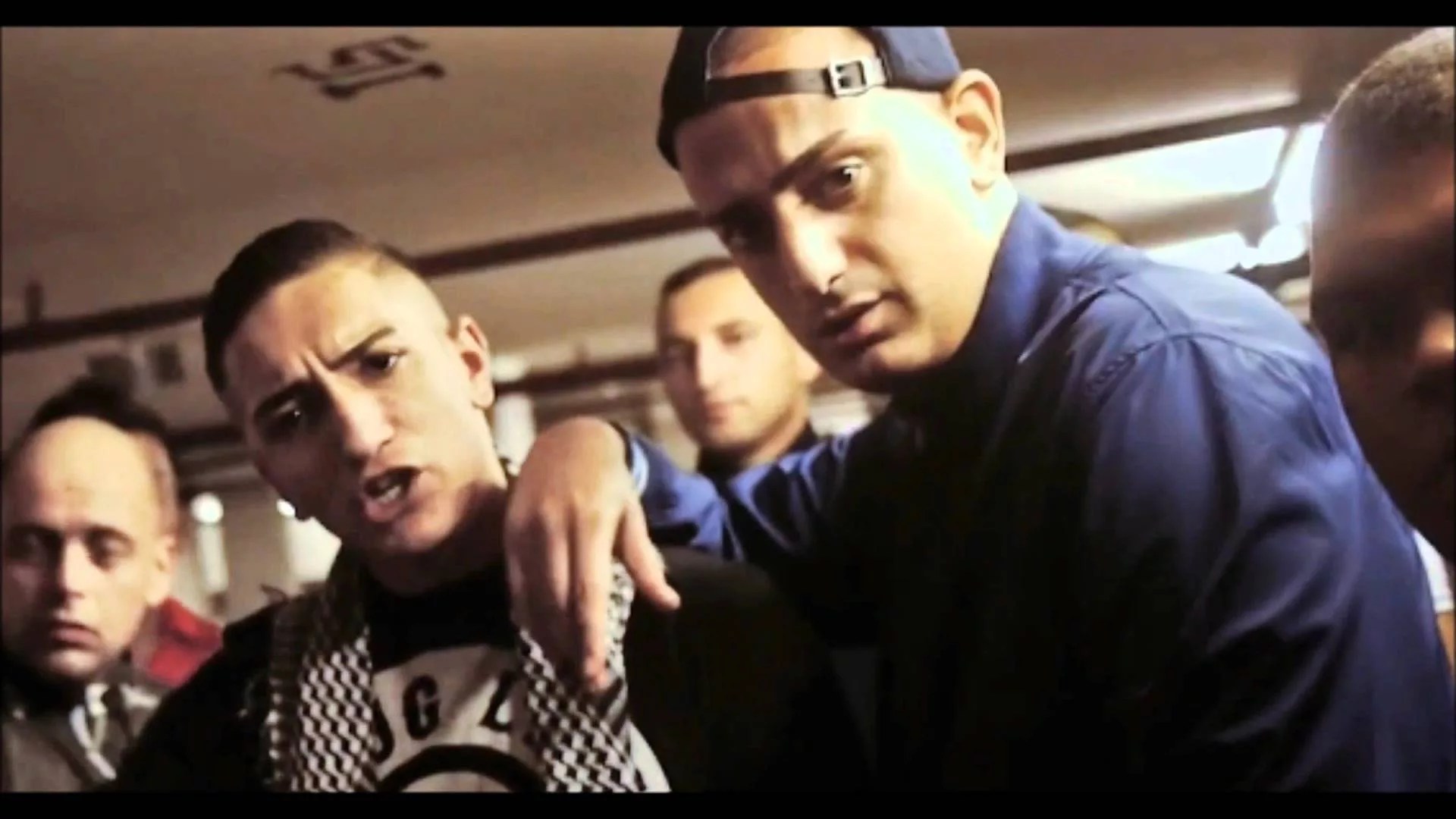 Flammen ins Gesicht Capo wird auf der Bühne abgefackelt! • hiphopholic.de