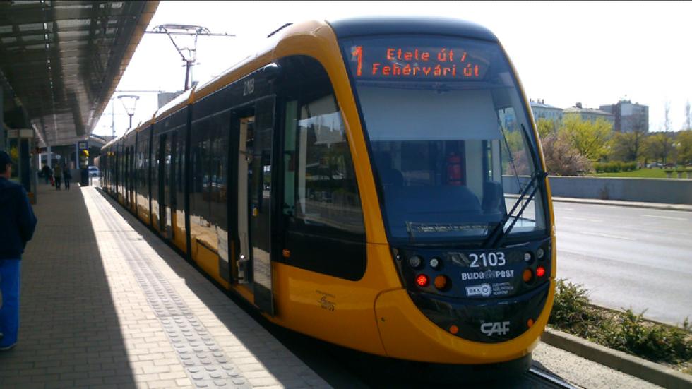 Lerúgta egy nő a mankóval közlekedő utast az 1-es villamosról | Hír.ma