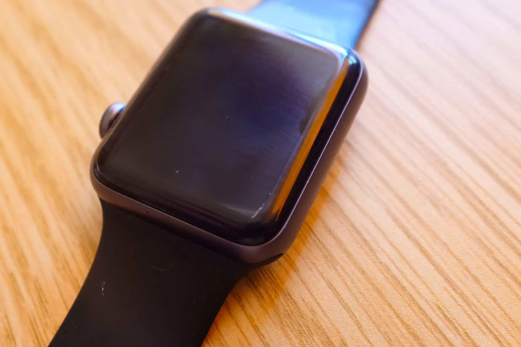 Apple Watch Series 3、よく見たらすげー傷だらけ