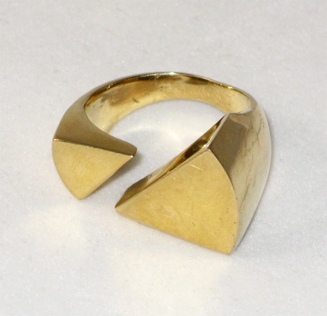 Historical Design I Modernist Double triangle 18K gold ring, c. 1990's