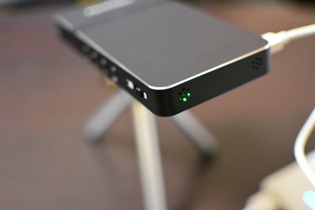 【二万円台】キャンプで使えるおすすめの小型プロジェクターはこれに決まり！│映画も観れてswitchもできる！AC電源不要のakasoミニ