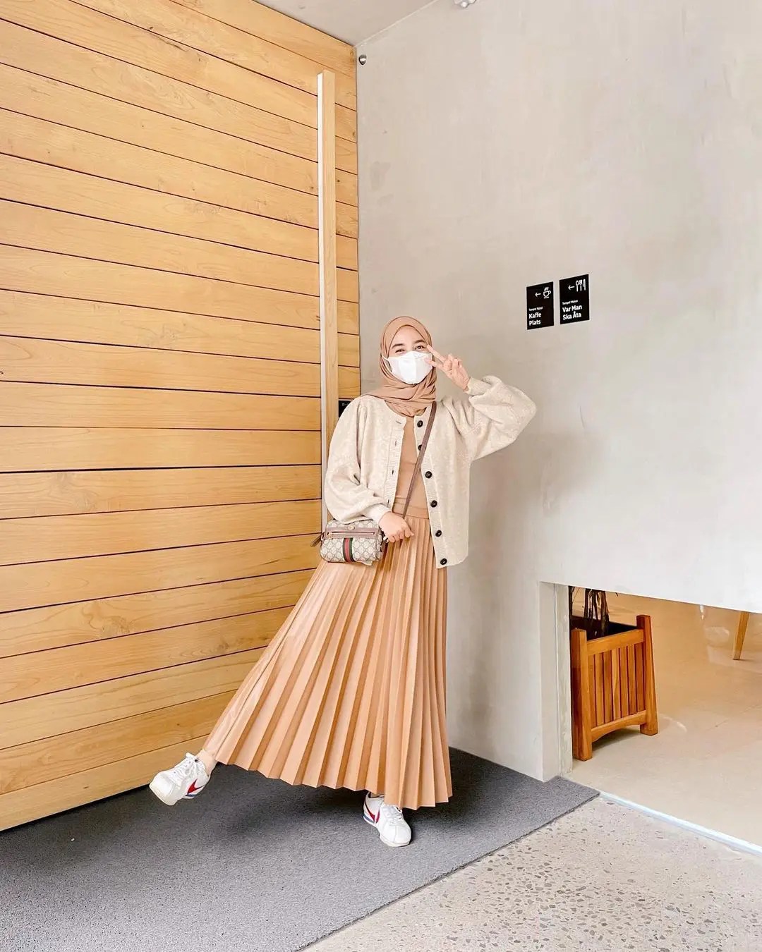 Ootd Rok Plisket Hitam Dan Cardigan / OOTD Rok Plisket