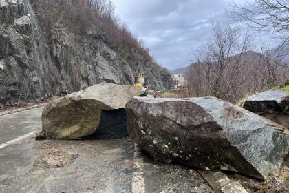 Zbog padalina u Hercegovini podignut stupanj pripravnosti, u Jablanici zabilježen odron – Hrvatski Medijski Servis