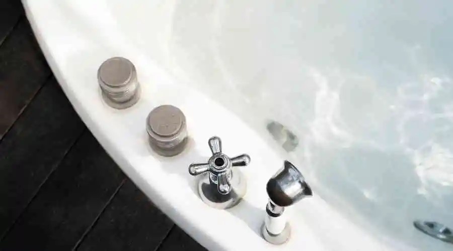 Should You Refinish or Replace Your Bathtub